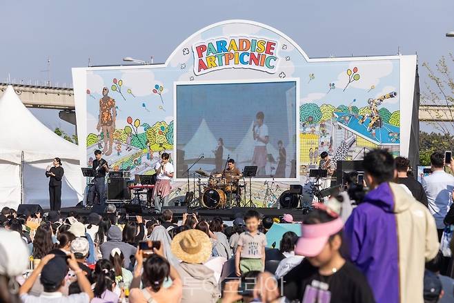 지난 4일 인천 영종도 파라다이스시티에서 열린 '제14회 아이소리축제'에서 가수 이무진이 축하 공연을 펼치고 있다.