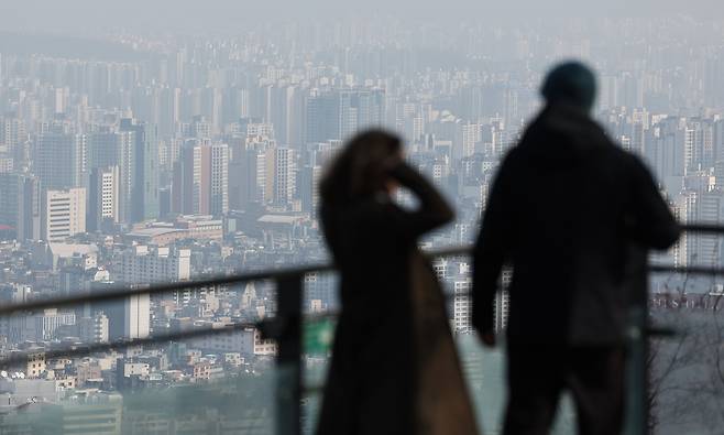 사진은 서울 용산구 남산타워에서 바라본 아파트 단지./뉴스1