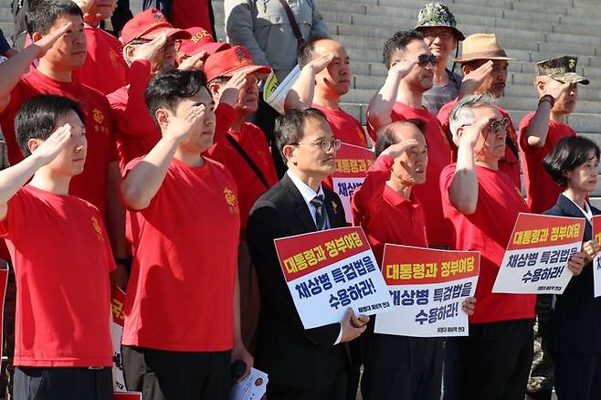 '채상병 특검법'이 더불어민주당 등 야당 단독으로 국회를 통과한 지난 2일 오후 해병대예비역연대 회원들이 국회 본청 앞 계단에서 대통령과 여당에 특검법 수용을 촉구하는 기자회견을 하기에 앞서 경례하고 있다. ⓒ 연합뉴스