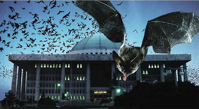 사진작가 강홍구의 1997년 포토 콜라주 ‘흉조 5’. 국회의사당에 불길한 기운을 나타내는 검은 새들이 모여들고 있고, 전면에는 박쥐 사진이 프린트돼 있다. 강홍구 작가 제공