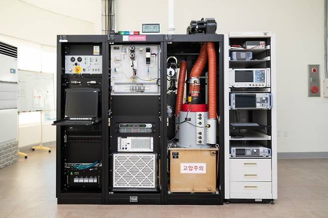 강릉 기상레이더의 송수신기. 기상청 제공