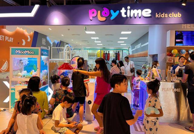 베트남 연휴 기간이 시작된 지난달 27일 하노이 롯데센터에 위치한 키즈카페 '플레이타임' 앞에 입장을 기다리는 시민들이 앉아 있다. 하노이=허경주 특파원