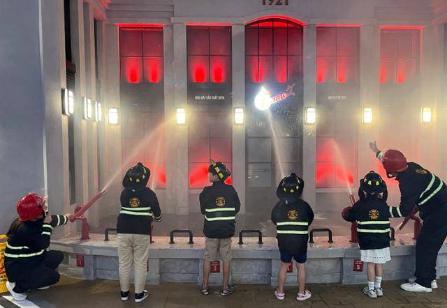 지난해 10월 베트남 하노이 롯데몰 웨스트레이크에 위치한 어린이 직업체험 공간 키자니아에서 어린이들이 소방관 체험을 하고 있다. 하노이=허경주 특파원