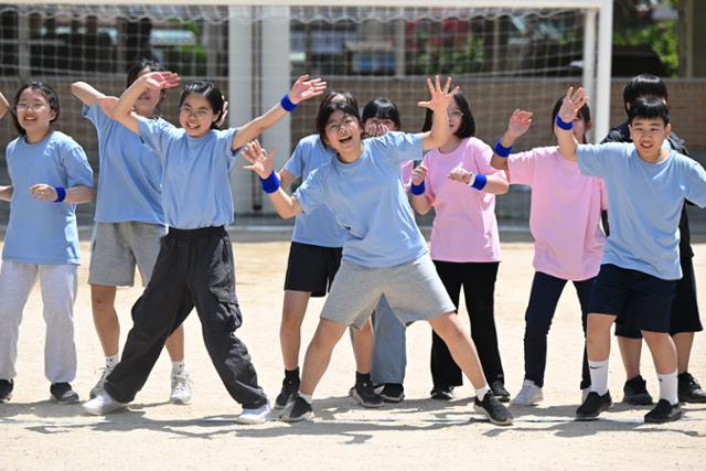 어린이날을 이틀 앞둔 3일 서울 마포구 서교초등학교에서 열린 운동회에서 경기에서 이긴 어린이들이 기뻐하고 있다. 박시몬 기자