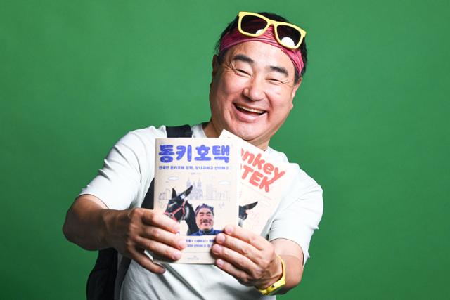 '동키 호택(Donkey HOTEK)'의 저자 임택 작가가 지난달 22일 서울 중구 한국일보 사옥에서 포즈를 취하고 있다. 임은재 인턴기자
