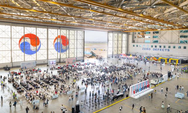 대한항공 임직원 가족이 4일 서울 강서구 대한항공 본사 격납고에서 열린 ‘패밀리데이'(Family Day) 행사에 참여하고 있다. 대한항공 제공