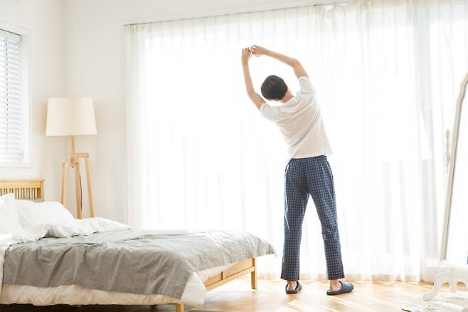 숙면을 위해선 자기 전 따뜻한 물에 샤워하고, 소변을 미리 보는 게 좋다. 자는 동안 안대를 착용하는 것도 도움이 된다./클립아트코리아