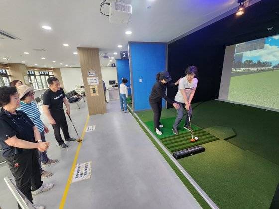 지난달 30일 경북 김천시 남산동 김천시노인복지관 스크린파크골프장에서 실습이 이뤄지고 있다. 김정석 기자