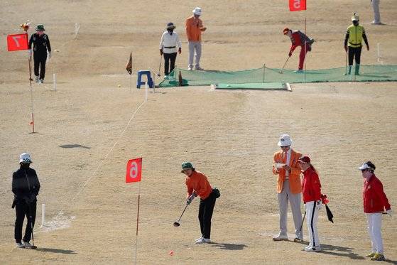 지난 3월 15일 대구 달성군 논공읍 위천파크골프장에서 개막한 '제1회 대통령기 전국파크골프대회'에 출전한 선수들이 실력을 겨루고 있다. 뉴스1