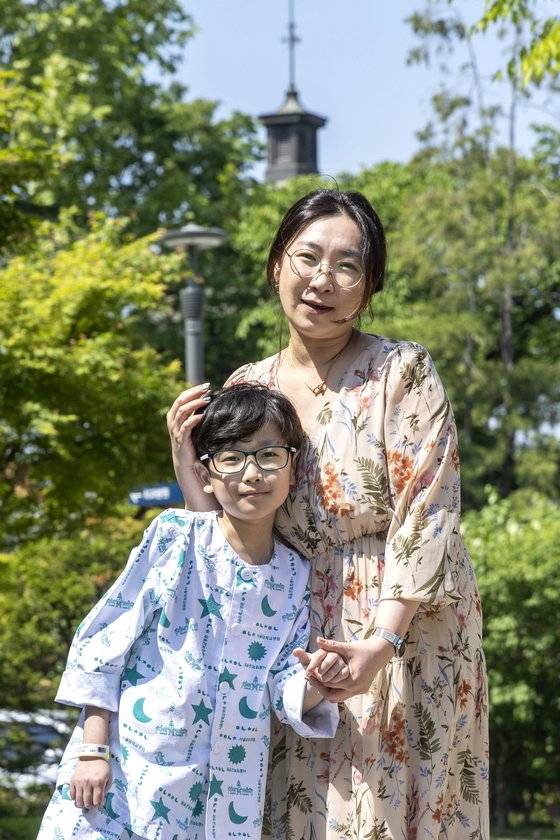 2일 서울대병원 어린이병동 앞에서 윤산(10) 군과 엄마 임조화(42)씨가 중앙일보와 인터뷰를 하고 있다. 장진영 기자