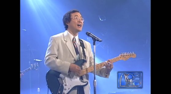 1996년 MBC 음악 프로그램에서 '개구쟁이'를 부르는 김창완. 사진 유튜브 옛송TV 캡처
