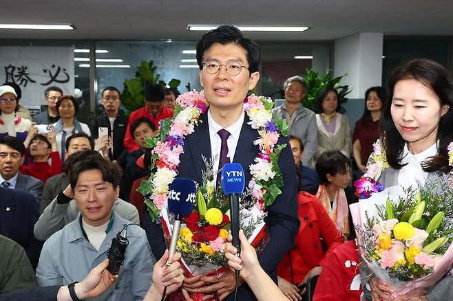 국민의힘 마포구갑 조정훈 후보가 11일 새벽 서울 마포구에 마련한 본인의 선거사무소에서 당선을 확정지은 뒤 소감을 밝히고 있다. /연합