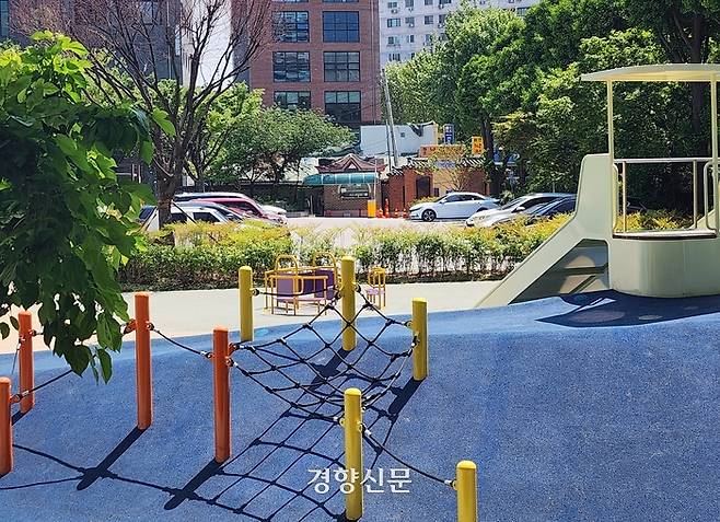 지난 2일 서울 종로구 교동초등학교 통합놀이터에 높이차가 없는 회전무대와 올라가는 길이 완만하게 경사진 조합놀이대(미끄럼틀) 등이 설치돼 있다. 김세훈 기자