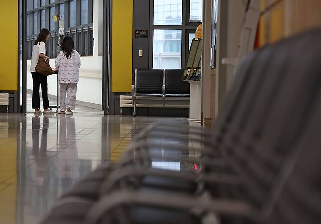 의정갈등이 계속되는 가운데 어린이날인 5일 서울의 한 대학병원에서 한 어린이 환자가 걸어가고 있다. 연합뉴스