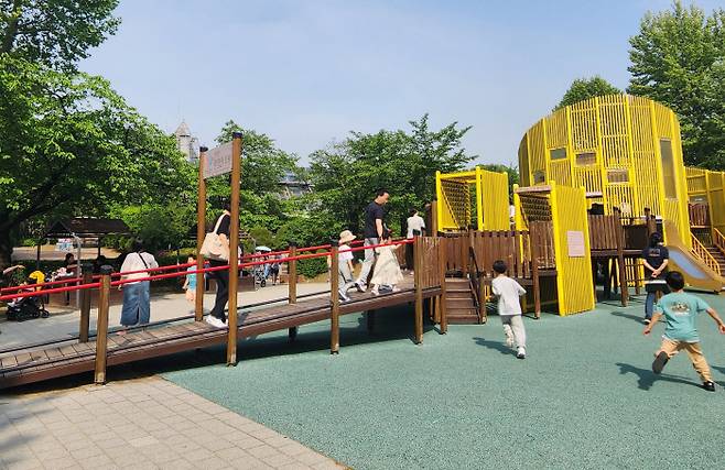 어린이날을 하루 앞둔 지난 4일 어린이들과 부모들이 무장애놀이터인 서울 광진구 어린이대공원 꿈틀꿈틀놀이터에서 함께 뛰어놀고 있다.