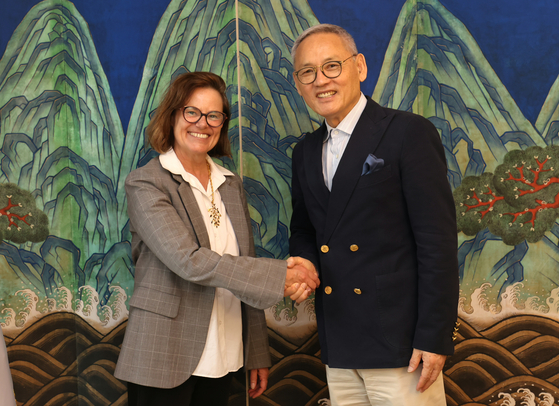 Culture Minister Yu In-chon meets Dominique Hervieu, the director of the Paris Cultural Olympiad 2024, on May 2 at the Korean Cultural Center in Paris. [MINISTRY OF CULTURE, SPORTS AND TOURISM]