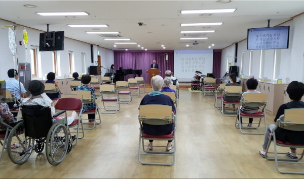 말기 암 투병 중인 환자들이 경기도 용인 샘물 호스피스 병원에서 예배를 드리고 있다. 샘물호스피스선교회 제공