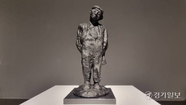 점토분말과 모래 등으로 만들어진 홍순모 작가의 조각작품 ‘나의 죄악을 씻으시며’(1990)의 모습. 이나경기자