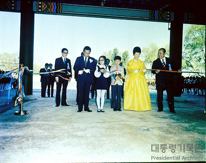 박정희 대통령과 영부인 육영수 여사가 어린이대공원 개원식에 참석해 테이프커팅을 하고 있다(1973)