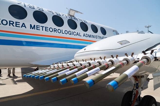 기상항공기 ‘나라호’에 구름씨를 담은 연소탄이 장착돼 있는 모습. 기상청은 오는 6월부터 인공강우 실험을 위한 전용항공기 2대를 추가로 도입해 운용한다. <사진제공=기상청>