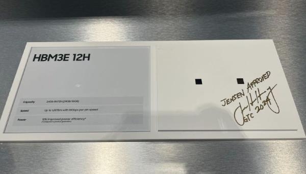 젠슨 황 엔비디아 CEO가 ‘GTC 2024’ 삼성전자 부스를 찾아 HBM3E 12H 제품에 사인을 했다. 사진=한진만 삼성전자 부사장 SNS