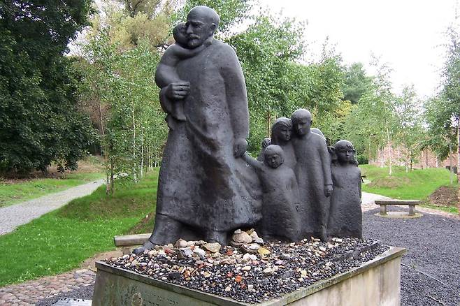 폴란드 의사 코르차크는 마지막 순간까지 고아들의 손을 놓지 않았다. 바르샤바 유대인 묘지에 마련된 코르차크 기념비.  Adrian Grycuk