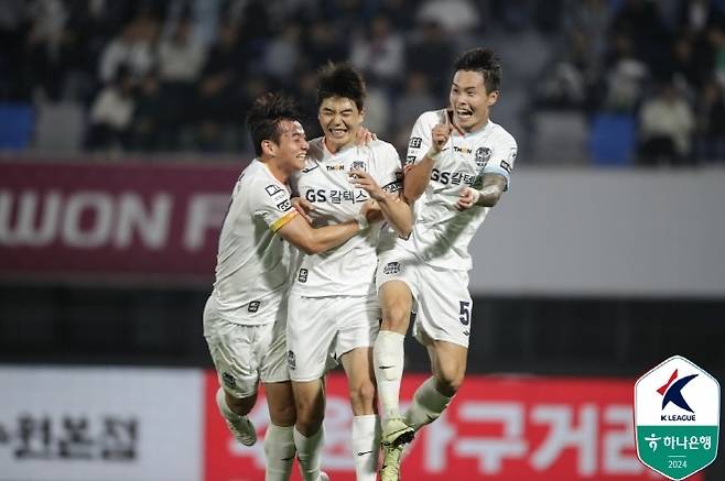 기성용(사진 가운데). 사진=한국프로축구연맹