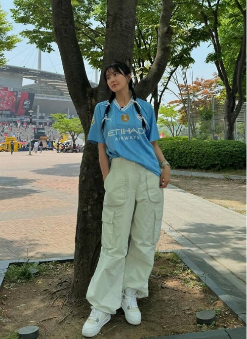 정유미는 자신의 소셜 미디어 채널에 “오늘 너무 재미있었던 젤리언니”라는 글과 함께 젤리 박스를 들고 있는 사진을 올리며 팬들과의 즐거운 일상을 공유했다. 사진=정유미 SNS