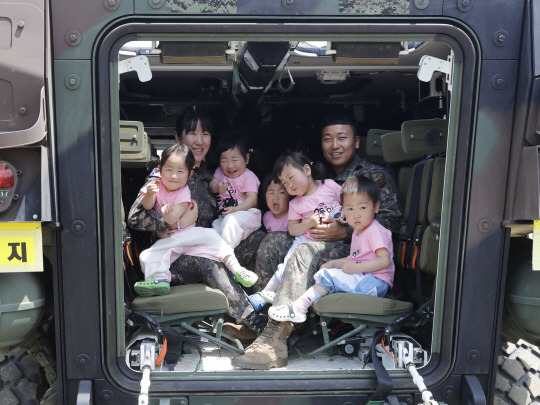 4일 인천 부평구 17보병사단에서 열린 부대개방행사에서 김진수(33) 대위의 ‘오둥이’ 가족이 차륜형장갑차 탑승 체험을 하고 있다. 김 대위-서혜정 소령 군인 부부는 지난 2021년 국내에서 34년 만에 다섯쌍둥이를 출산해 화제가 됐다. 뉴시스