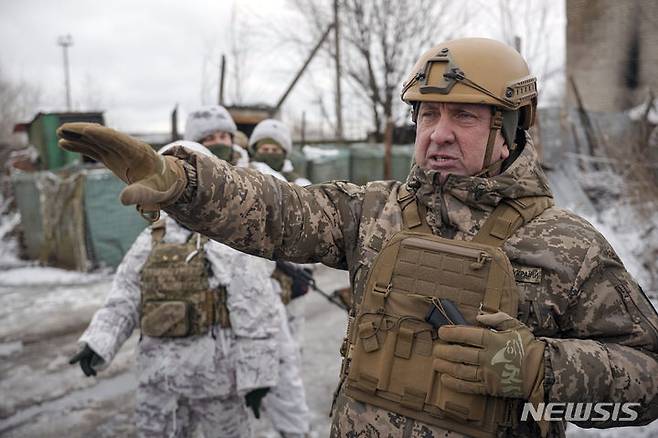 [아우디이우카=AP/뉴시스] 올렉산드르 파울류크(오른쪽) 우크라이나 지상군 사령관이 2022년 2월9일(현지시각) 우크라이나 동부 도네츠크주 아우디이우카 외곽 최전선을 시찰하고 있다. 2024.04.09.