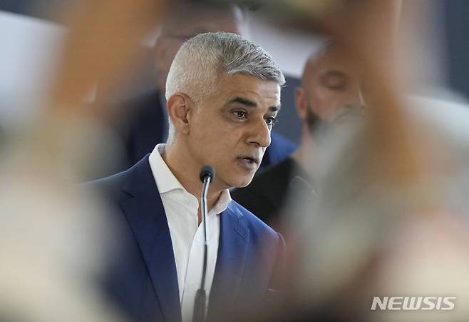 [런던=AP/뉴시스] 사디크 칸 영국 런던시장이 4일(현지시각) 시장선거에서 첫 3선 런던시장에 등극한 뒤 런던시청에서 연설하고 있다. 2024.05.05.