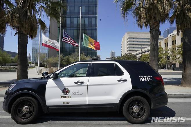 [로스앤젤레스=AP/뉴시스] 미국 로스앤젤레스(LA)에서 경찰관이 흉기를 소지한 한국인 남성을 사살했다. 사진은 LA 시내 경찰본부 앞에 주차된 LA 경찰국(LAPD) 긴급 출동 차량의 모습. 2024.05.05.