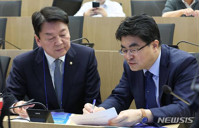 [서울=뉴시스] 김진아 기자 = 방재승 서울대 의과대학 교수협의회 비상대책위원장과 안철수 국민의힘 의원이 30일 오전 서울 종로구 서울대병원 제일제당홀에서 '대한민국 의료가 나아가야 할 길'을 주제로 열린 서울대학교 의과대학-서울대병원 교수협의회 비상대책위원회 긴급 심포지엄에서 대화하고 있다. 2024.04.30. bluesoda@newsis.com