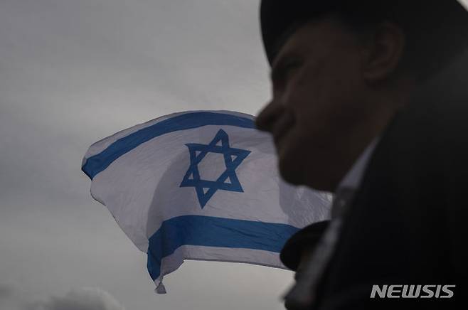 [베를린=AP/뉴시스] 지난 14일(현지시각) 독일 베를린에서 열린 이스라엘 연대 시위에 이스라엘 국기가 휘날리는 모습. 2024.04.16.