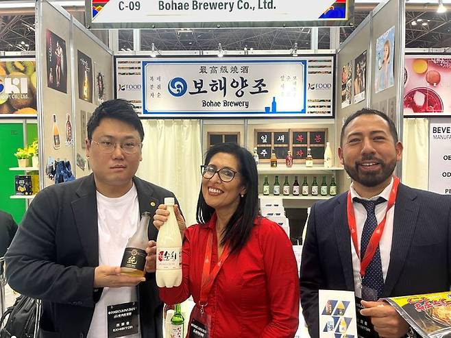 [광주=뉴시스] 보해양조는 12일 일본 도쿄에서 열린 아시아 최대 규모 식품 박람회 ‘푸덱스 재팬(FOODEX JAPAN)’에 참가해 K-포차를 선보였다고 밝혔다. (사진=보해양조 제공). 2024.03.12. photo@newsis.com *재판매 및 DB 금지