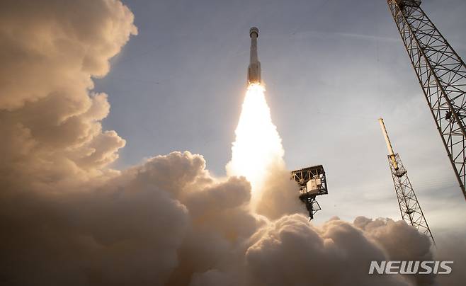 [케이프커내버럴=AP/뉴시스] 보잉의 유인 우주선(캡슐) 'CST-100 스타라이너'를 탑재한 아틀라스 5호 로켓이 2022년 5월19일(현지시각) 미 플로리다주 케이프커내버럴 우주군기지 제41 우주발사장에서 국제우주정거장(ISS)으로 발사되고 있다. 당시 무인 시험비행에 성공했던 보잉은 한국시각으로 7일 오전 11시34분께 케이프커내버럴 발사장에서 아틀라스 5호에 스타라이너를 실고 첫 유인 시험비행에 나선다. 2024.05.05.