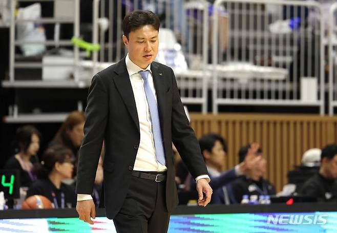 [수원=뉴시스] 정병혁 기자 = 5일 경기 수원시 수원 KT 소닉붐 아레나에서 열린 2023-2024 정관장 프로농구 챔피언결정전 5차전 수원 KT 소닉붐과 부산 KCC 이지스의 경기, KT 송영진 감독이 고개를 숙이고 있다. 2024.05.05. jhope@newsis.com