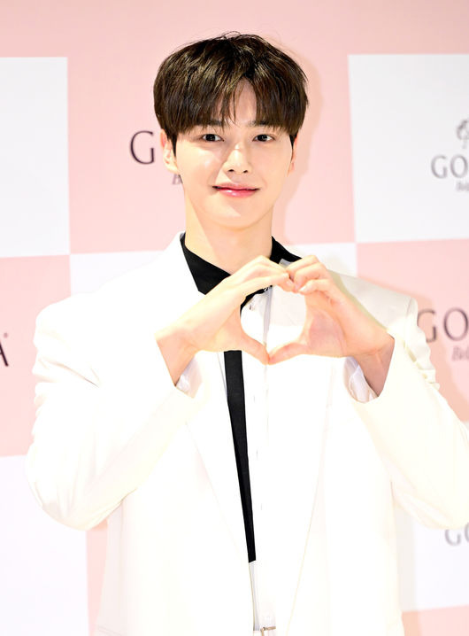 [OSEN=최규한 기자] 6일 오전 서울 서초동의 한 매장에서 초콜릿 브랜드의 발렌타인데이 기념 행사가 열렸다.배우 송강이 행사에 참석해 포즈를 취하고 있다. 2024.02.06 / dreamer@osen.co.kr
