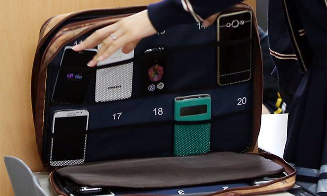 서울의 한 고등학교에서 3학년 학생들이 시험 시작에 앞서 휴대전화를 맡기고 있다. 연합뉴스