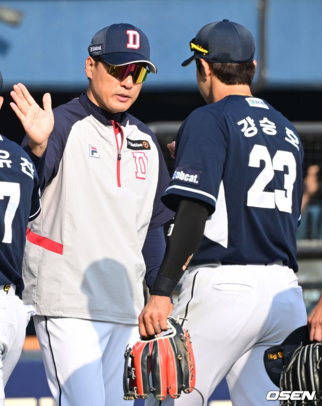 이승엽 두산 감독이 4일 잠실 LG전에서 승리 후 강승호와 하이파이브를 하고 있다.