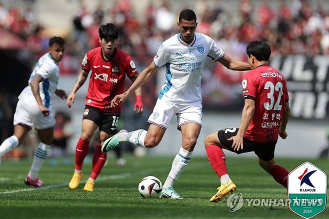 드리블하는 조르지 (서울=연합뉴스) 13일 서울월드컵경기장에서 열린 2024 프로축구 K리그1 FC서울과 포항 스틸러스의 경기. 포항 조르지가 드리블하고 있다. 2024.4.13 [한국프로축구연맹 제공. 재판매 및 DB 금지] photo@yna.co.kr