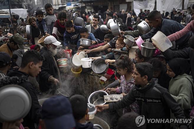 가자지구 남단 라파지구에서 식량 배급을 기다리는 주민들 [AP 연합뉴스 자료사진. 재배포 및 DB 금지]