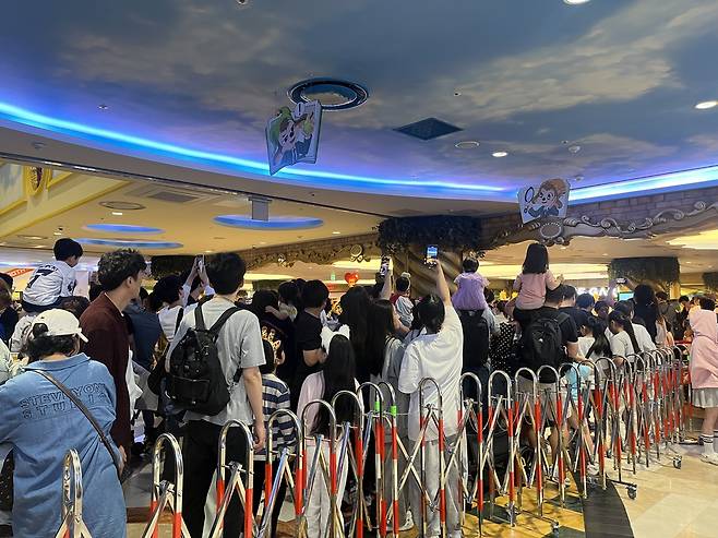 어린이날 롯데월드 대기 줄 (서울=연합뉴스) 김정진 기자 = 어린이날인 5일 오전 서울 송파구 롯데월드 입구 앞에 입장을 기다리는 줄이 길게 늘어서 있다. 2024.5.5 stopn@yna.co.kr