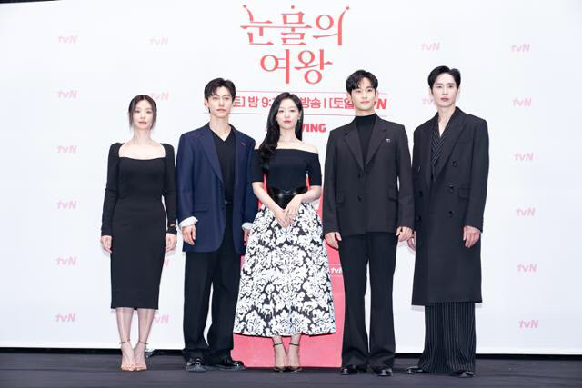 왼쪽부터 이주빈, 곽동연, 김지원, 김수현, 박성훈(사진=tvN)