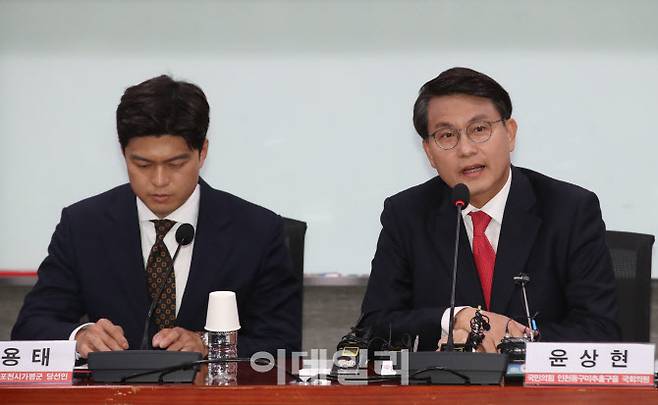 윤상현(오른쪽) 국민의힘 의원이 지난달 18일 국회 의원회관에서 열린 2024 총선 참패와 보수 재건의 길 세미나에서 발언을 하고 있다. (사진=이데일리 노진환 기자)