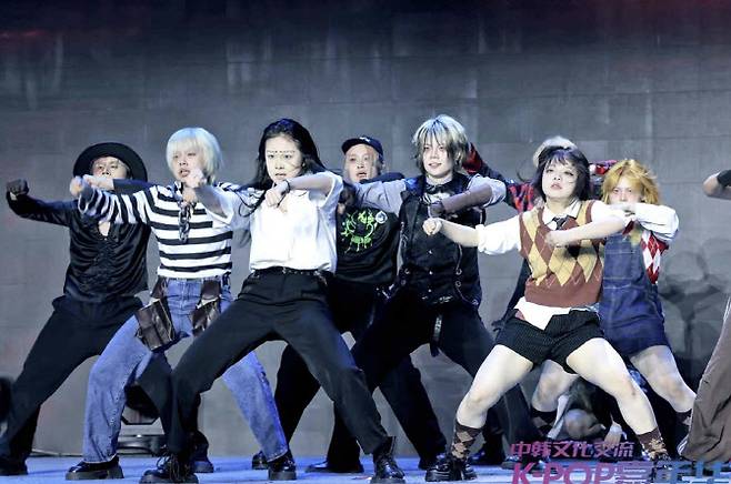 지난 4일 중국 청두 청두방송국 공연장에서 열린 ‘K팝 페스티벌’에서 커버댄스 참가자들이 군무를 선보이고 있다. (사진=한국콘텐츠진흥원 북경비즈니스센터)