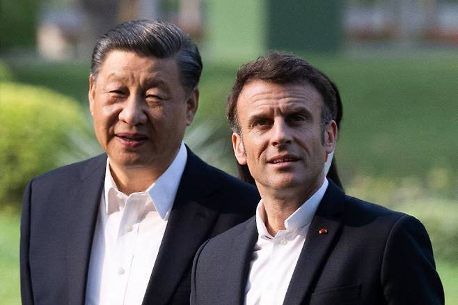 시진핑(왼쪽) 중국 국가주석과 에마뉘엘 마크롱 프랑스 대통령이 지난해 4월 7일 중국 광저우에서 만나 이야기를 나누고 있다. (사진=AFP)