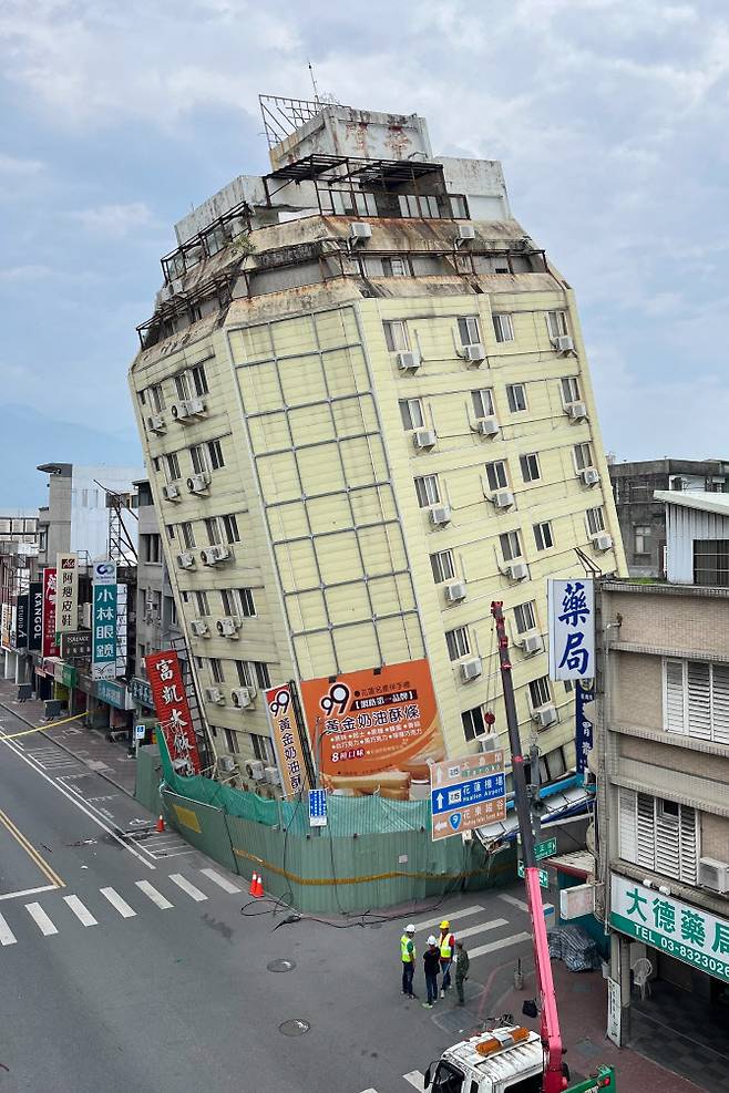 대만 동부 지역을 강타한 강진에 이어 발생한 여진으로 일부 기둥이 무너지면서 순식간에 기울어진 푸카이 호텔(사진=연합뉴스)