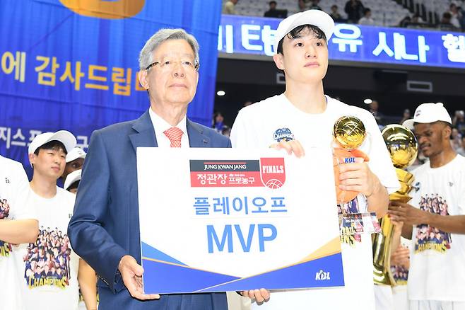 2023-2024시즌 프로농구 플레이오프 MVP로 선정된 부산 KCC 허웅