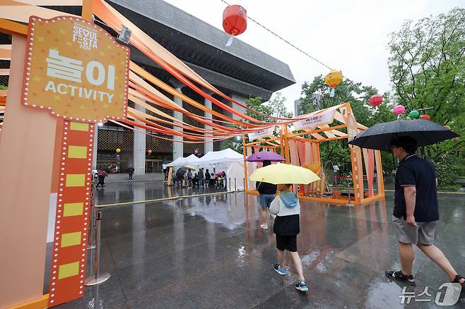 어린이 날을 맞은 5일 서울 종로구 광화문광장에 마련된 '서울페스타 2024' 행사장 어린이 놀이시설이 비가 쏟아지는 날씨에 취소 및 축소 운영되고 있다. 2024.5.5/뉴스1 ⓒ News1 민경석 기자